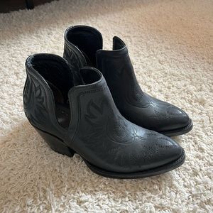 ARIAT women’s black boots